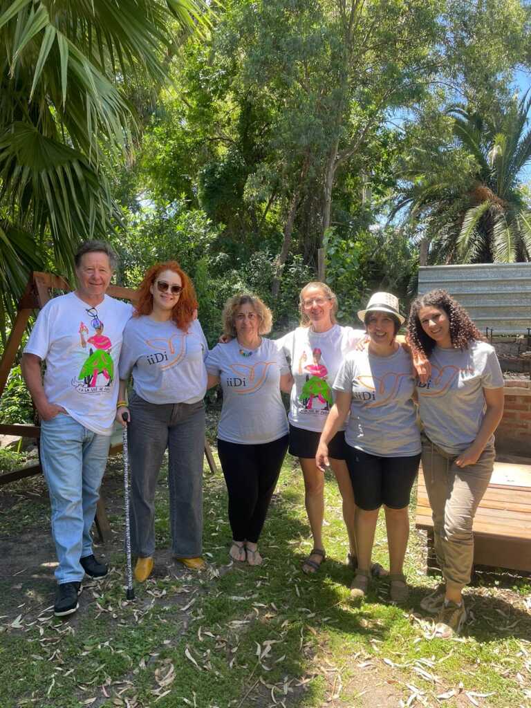 De izquierda a derecha, se encuentran de pie y abrazándose, Sergio Meresman, Daniela Gordon, Paula Aintablian, Judith Meresman, Natalia Farías y Eliana Díaz