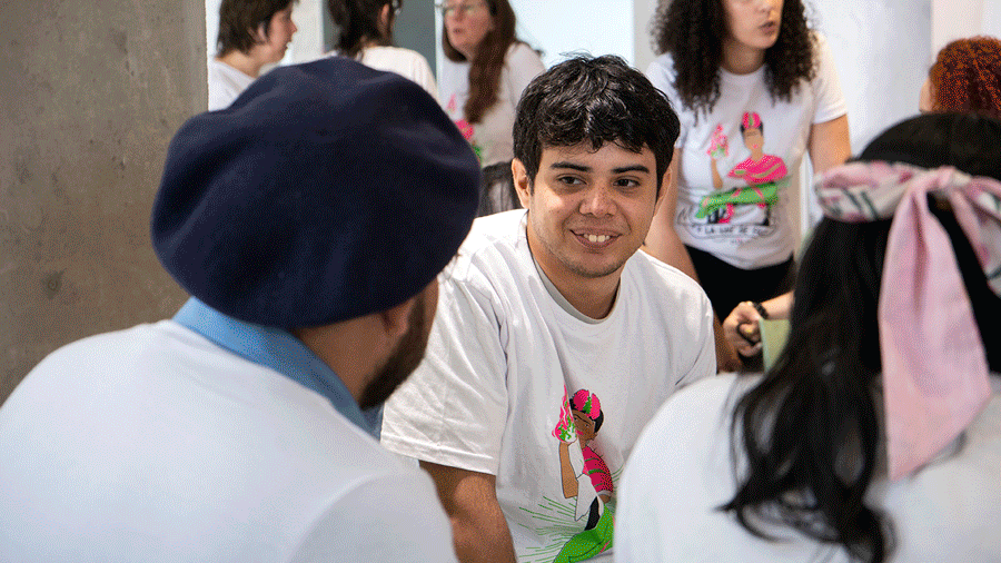 Jóvenes participando de un encuentro del iiDi al aire libre, reunides alrededor de un fogón